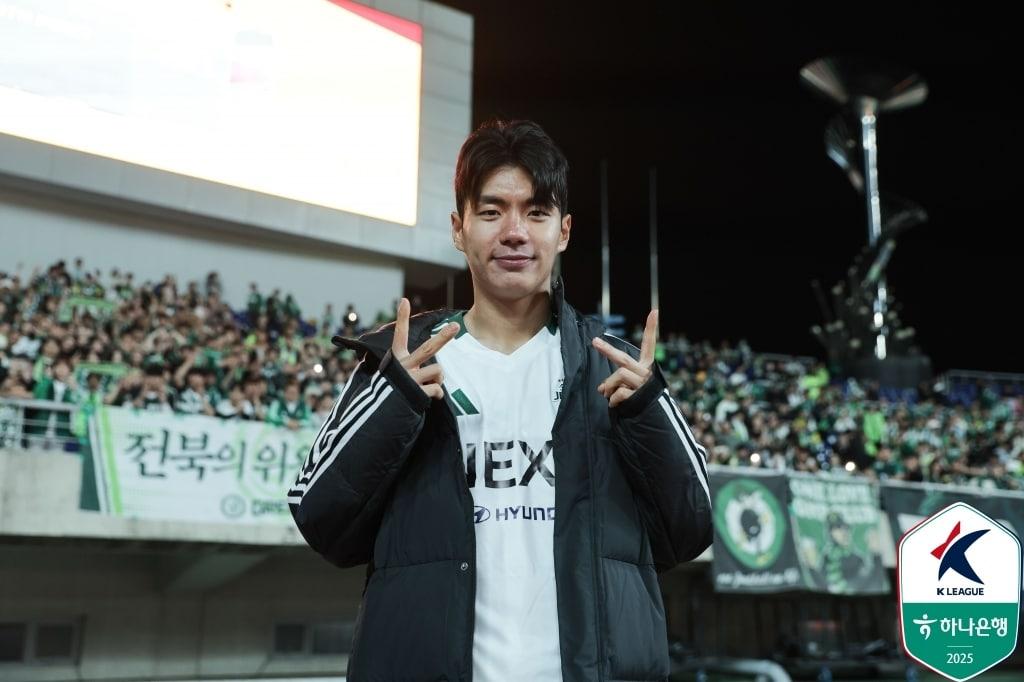 본문 이미지 - 전북 현대 전진우는 11일 열린 K리그1 13라운드 광주FC전에서 시즌 8호 골을 터뜨려 주민규와 함께 득점 부문 공동 선두에 올랐다. &#40;한국프로축구연맹 제공&#41;