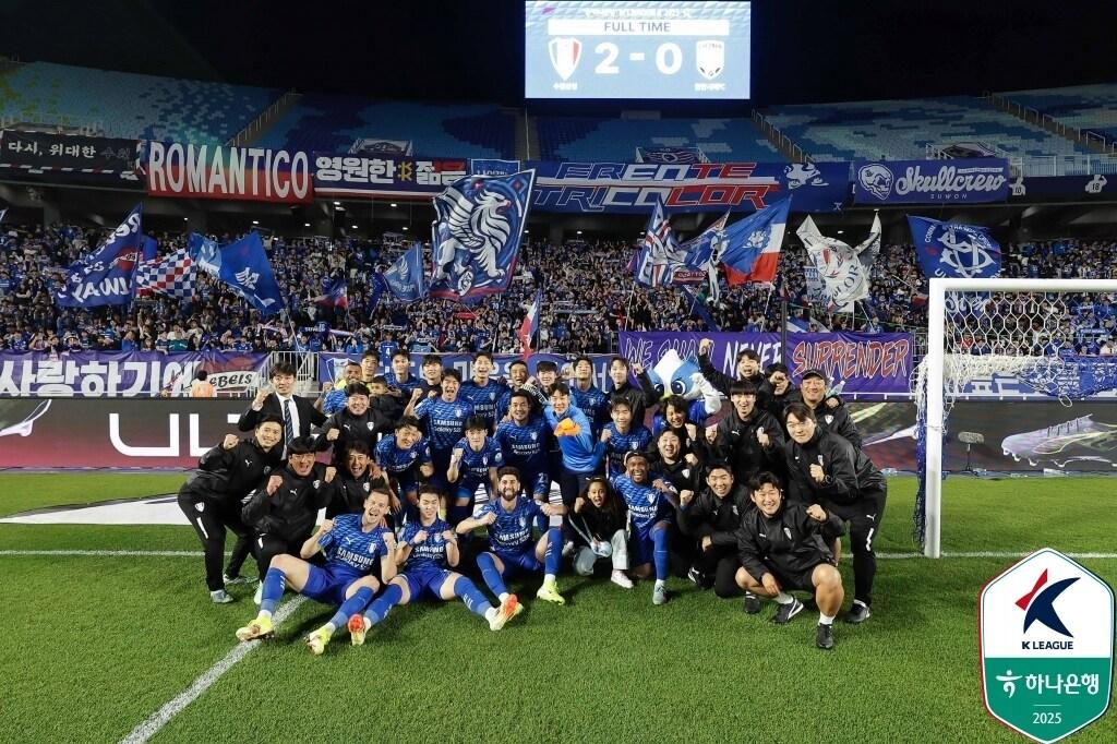 본문 이미지 - 수원 삼성이 11일 천안시티를 2-0으로 꺾고 K리그2 3위로 올라섰다. (한국프로축구연맹 제공)