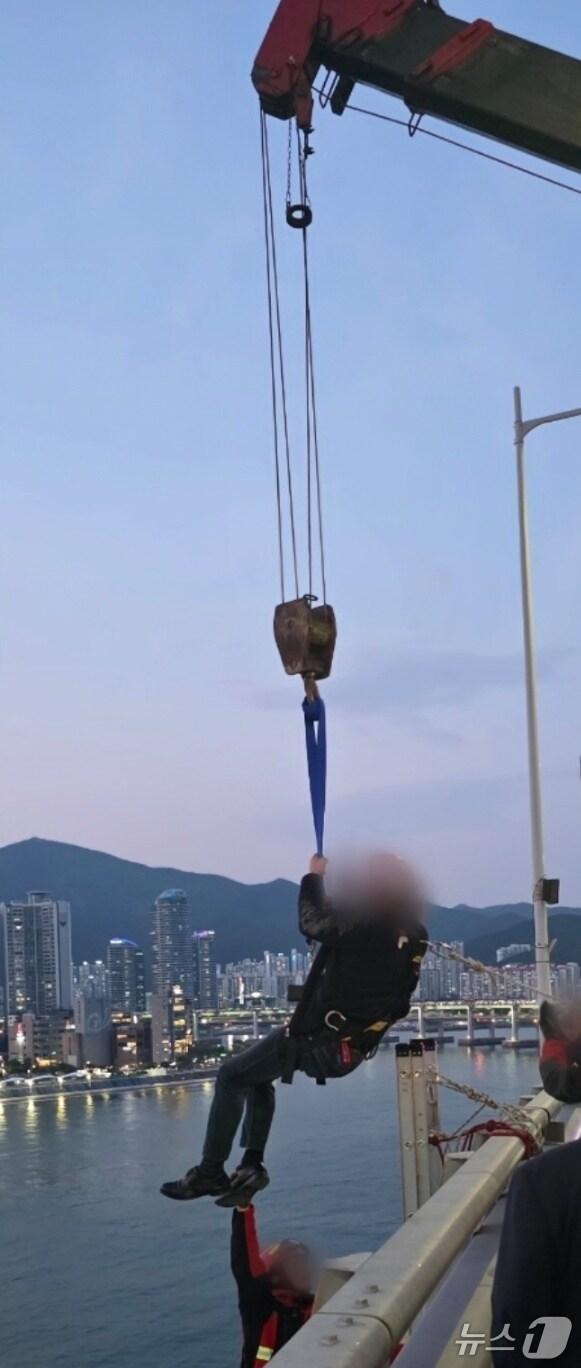 본문 이미지 - 11일 오후 형제복지원 피해자 50대 A 씨가 크레인에 의해 구조되고 있다.2025.5.11.&#40;해운대경찰서 제공. 재판매 및 DB 금지&#41;