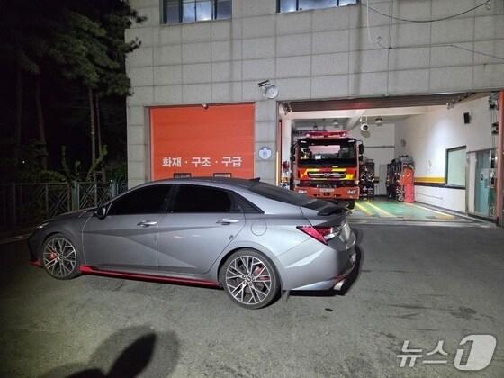 본문 이미지 - 당시 방치된 A 씨의 차량(김포경찰서 제공. 재판매 및 DB금지)2025.5.11/뉴스1