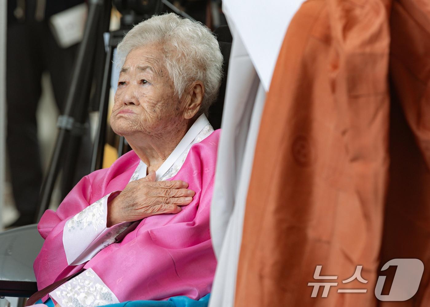 본문 이미지 - 일본군 위안부 피해자인 이옥선 할머니가 향년 97세로 별세했다. 11일 경기 광주시 나눔의 집에 따르면 이날 오후 8시 경기 성남지역 소재 한 요양병원 내 머물던 이 할머니가 별이 됐다고 전했다. 빈소는 용인 쉴낙원 경기장례식장에 마련될 예정이며 발인은 오는 14일 이뤄진다. 사진은 지난 2023년 8월12일 경기도 광주 나눔의집에서 열린 &#39;일본군 위안부 피해자 기림의 날&#39; 기념식에서 국민의례 하는 이옥선 할머니. &#40;뉴스1 DB&#41; 2025.5.11/뉴스1