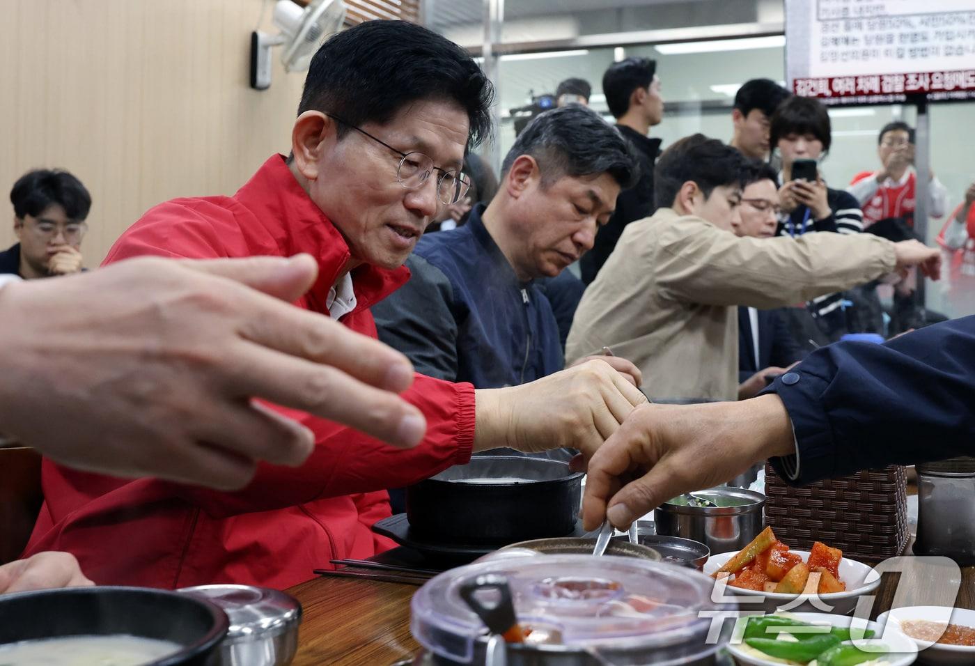 김문수 국민의힘 대선 후보가 제21대 대통령 선거 공식 선거운동이 시작된 12일 새벽 서울 송파구 양재대로 가락시장을 방문해 상인들과 순대국밥을 먹고 있다. 2025.5.12/뉴스1 ⓒ News1 이동해 기자