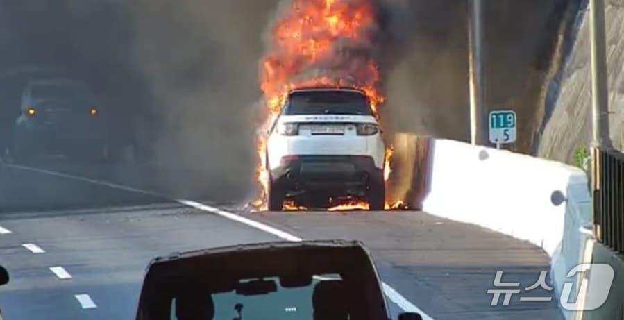 본문 이미지 - 세종포천고속도로 SUV 화재 모습.(경기도소방재난본부 제공)