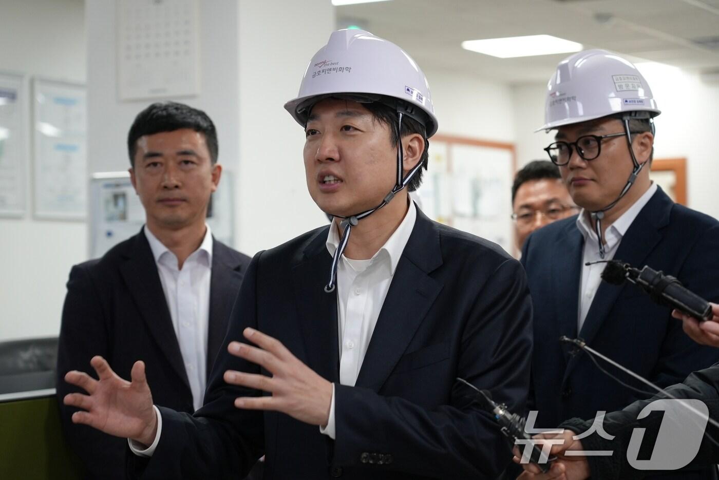 이준석 개혁신당 대통령 후보가 공식 선거운동이 시작된 12일 전남 여수 국가산업단지를 찾아 관계자와 대화하고 있다. &#40;이준석 캠프 제공, 재판매 및 DB 금지&#41; 2025.5.12/뉴스1