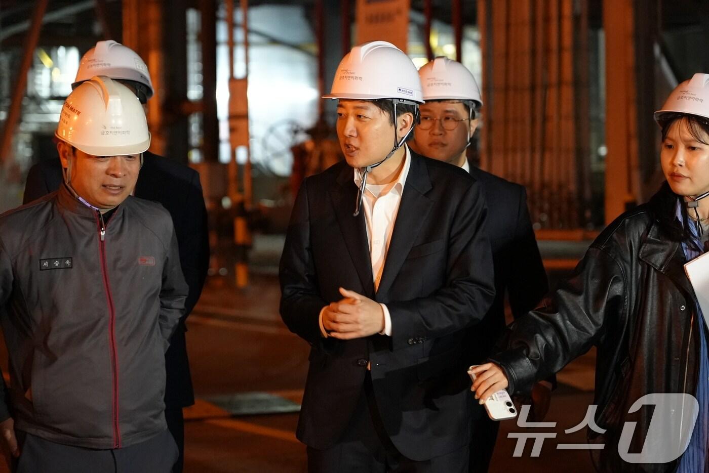 본문 이미지 - 이준석 개혁신당 대통령 후보가 공식 선거운동이 시작된 12일 전남 여수 국가산업단지를 찾아 관계자와 대화하고 있다. (이준석 캠프 제공, 재판매 및 DB 금지) 2025.5.12/뉴스1