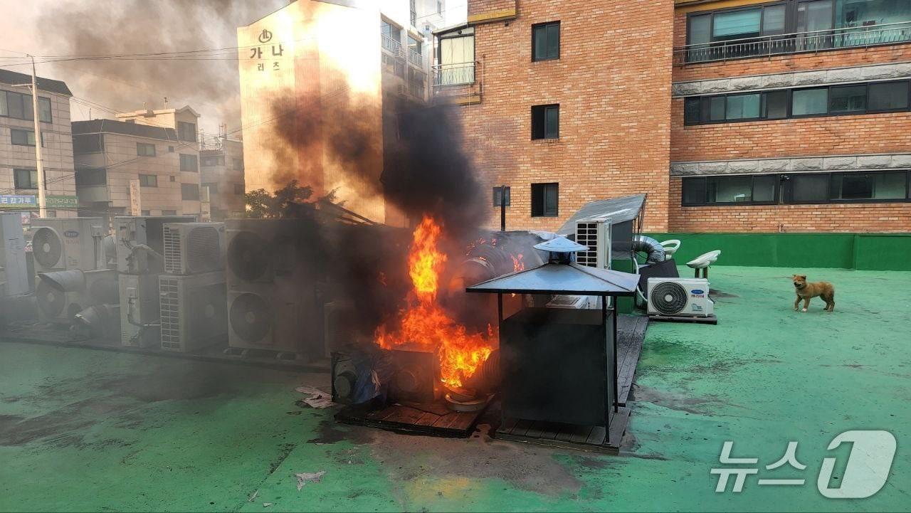 본문 이미지 - 성남 중국음식점 화재 현장.(경기도소방재난본부 제공. 재판매 및 DB 금지) /뉴스1