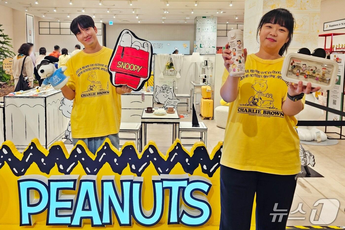 신세계백화점 센텀시티 관계자들이 피너츠 75주년 기념 특별매장의 상품을 선보이고 있다.(신세계 센텀시티 제공. 재판매 및 DB 금지)