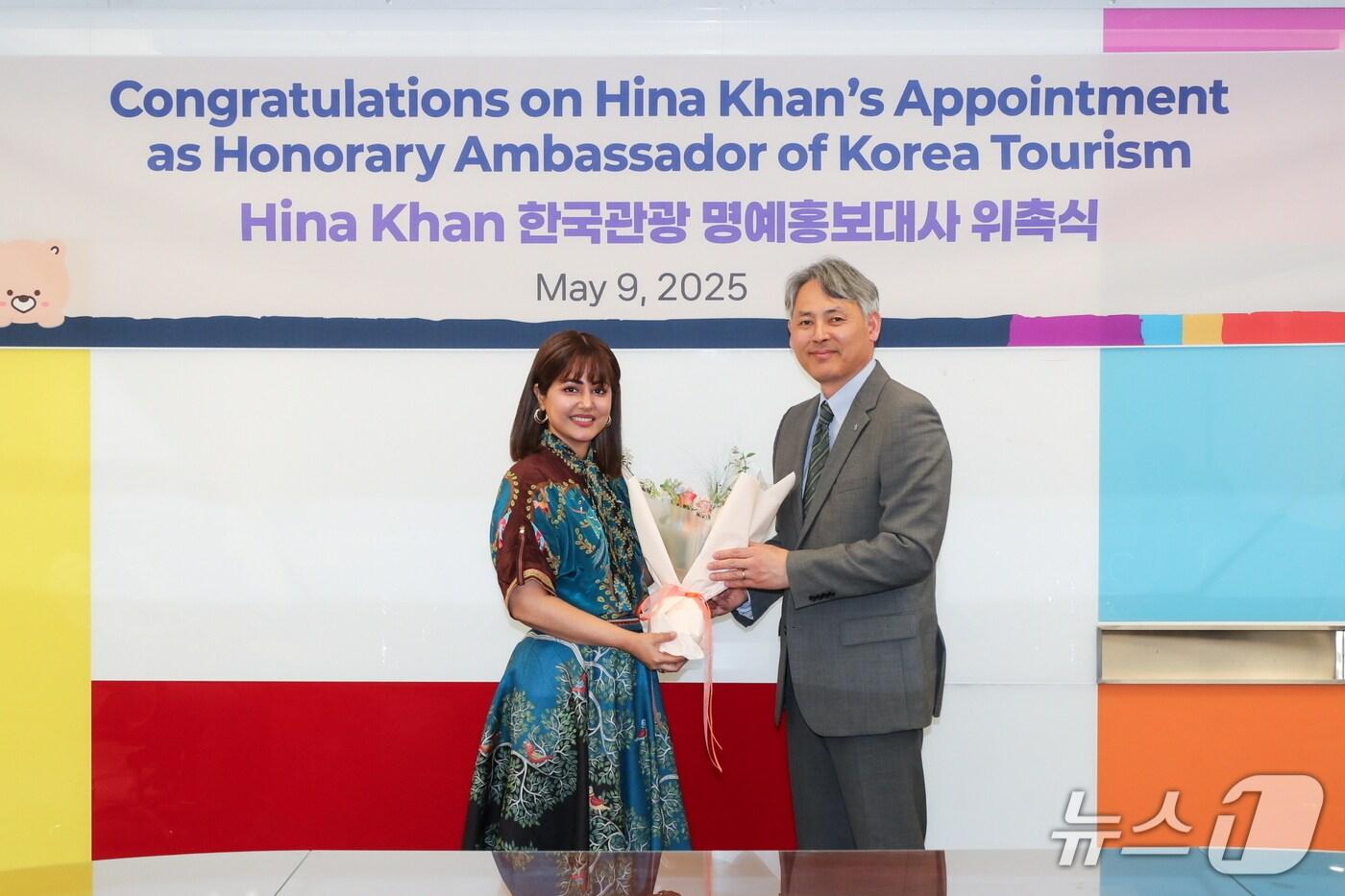 본문 이미지 - 인도 배우 히나 칸과 김종훈 한국관광공사 국제마케팅실장(한국관광공사 제공)