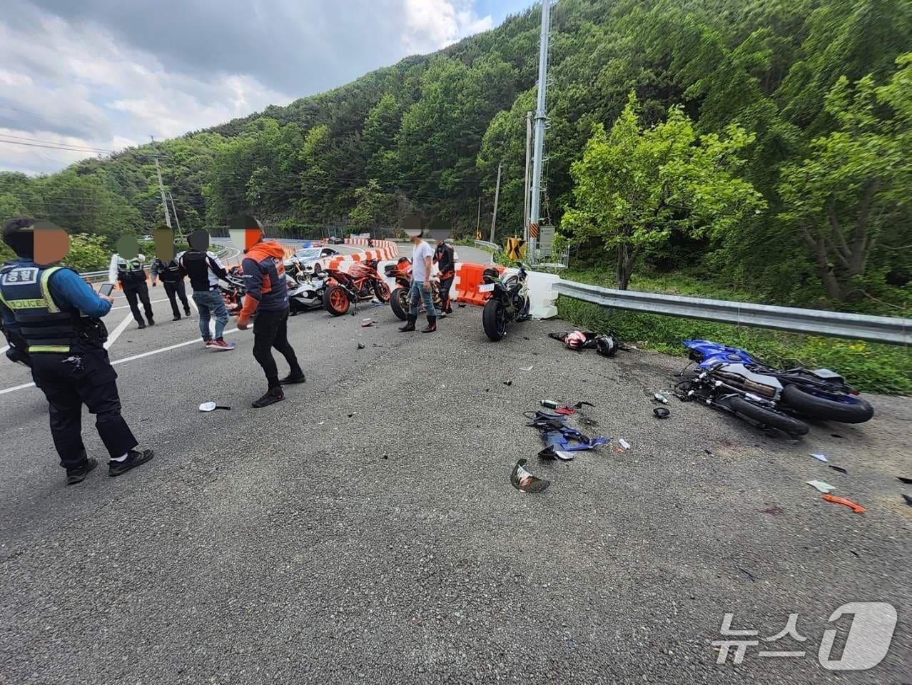 본문 이미지 - 11일 오후 1시 41분쯤 경북 청도군 운문면 서지리 20번 국도에서 급커브길을 주행하던 오토바이 1대가 미끄러지면서 정차 중인 오토바이 7대를 들이받았다.
