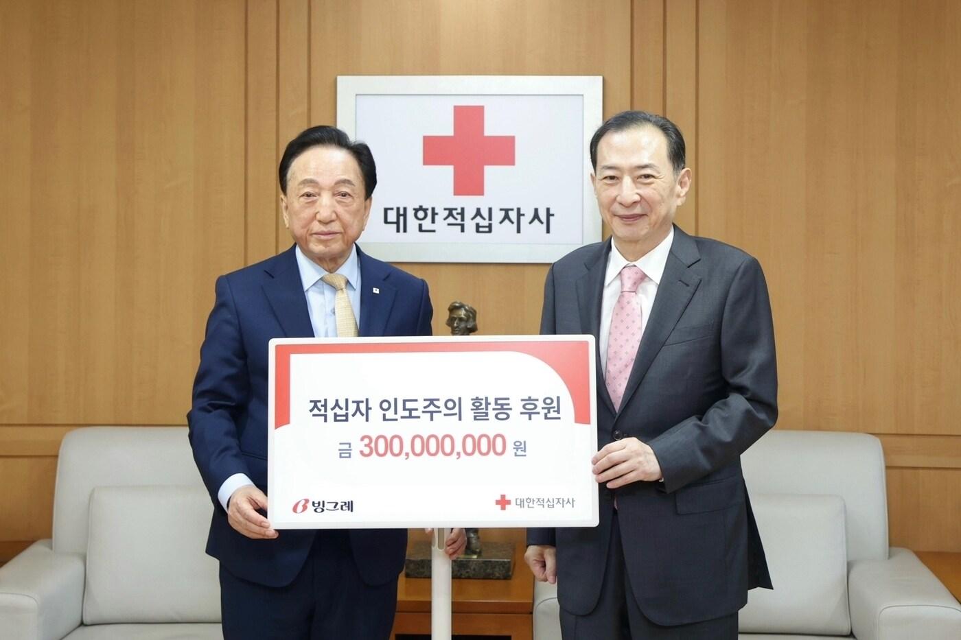 본문 이미지 - 김철수 대한적십자사 회장(왼쪽)과 김호연 빙그레 회장(오른쪽)이 기념사진을 촬영하고 있다.(빙그레 제공)