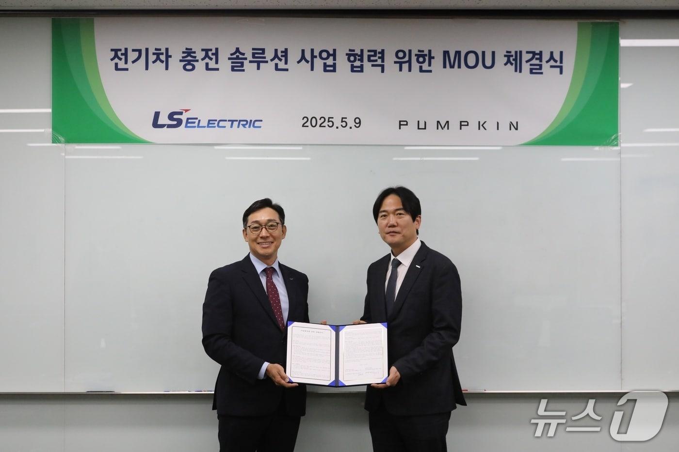 김동영 LS일렉트릭 K-전력솔루션 사업부장(왼쪽)과 최용길 펌프킨 총괄사장이 9일 전기차 충전 설루션 사업 협력을 위한 MOU(양해각서)를 체결하고 있다.(LS일렉트릭 제공)