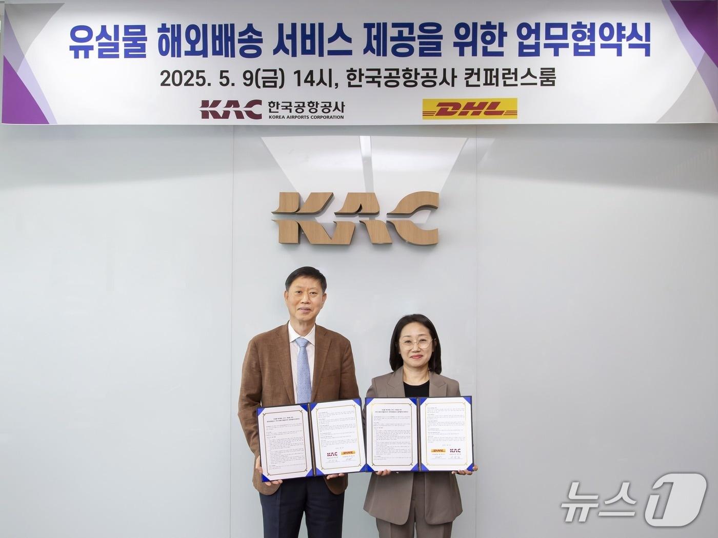 본문 이미지 - DHL코리아와 한국공항공사가 ‘유실물 해외배송 서비스’의 운영 범위를 전국 국제공항으로 확대하는 업무협약을 체결했다. 손종하 한국공항공사 운영본부장(왼쪽)와 권경미 DHL 코리아 커머셜 본부장이 포즈를 취하고 있다 (DHL코리아 제공)