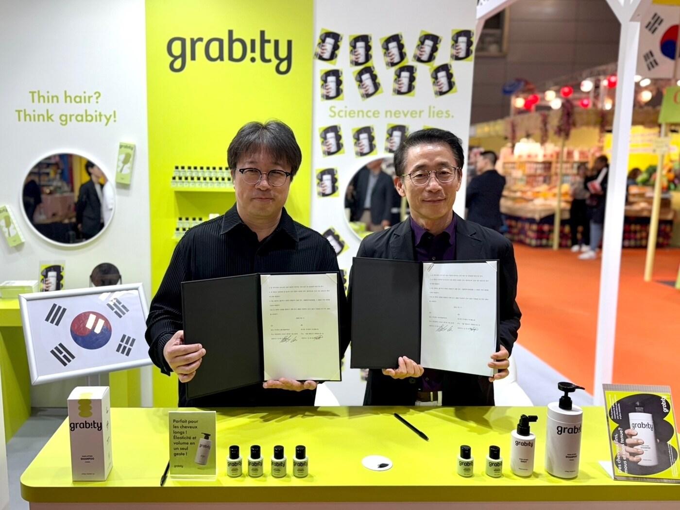 본문 이미지 - 이해신 (주)폴리페놀팩토리 대표, 김재겸 롯데홈쇼핑 대표.(롯데홈쇼핑 제공). 