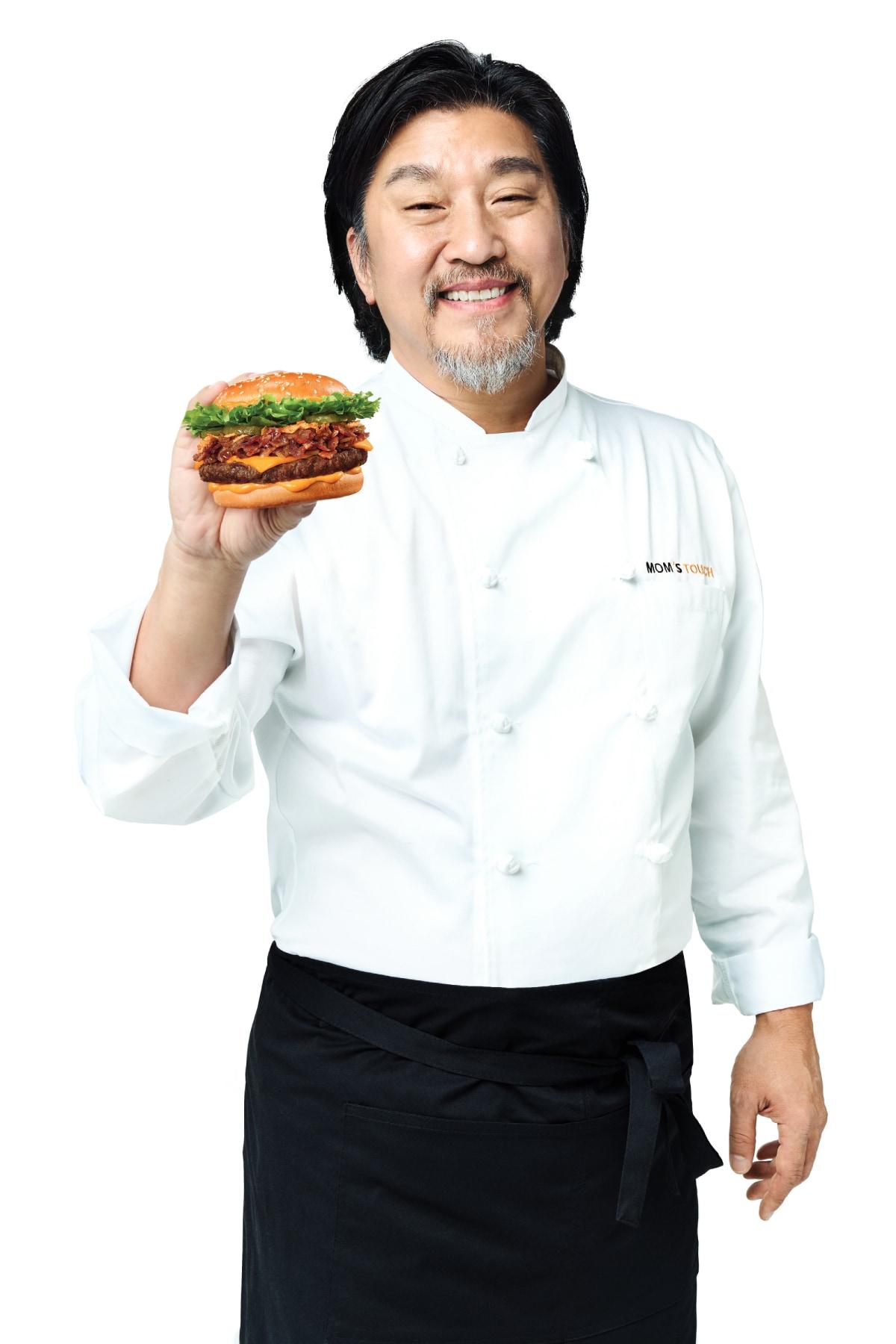 본문 이미지 - '에드워드 리 비프버거'를 들고 있는 에드워드 리 셰프.(맘스터치 제공)