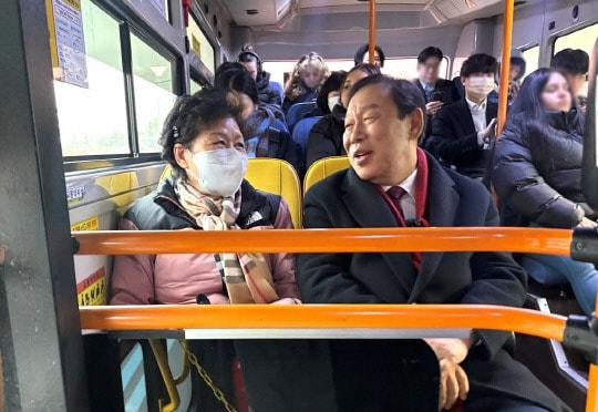 본문 이미지 -  대중교통의 날 시내버스를 이용하는 최민호 세종시장( 앞쪽 오른쪽). (세종시 제공. 재판매 및 DB 금지)