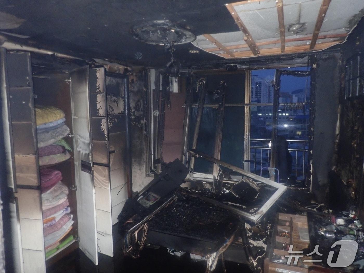 본문 이미지 - 12일 오전 부산 연제구 거제동 아파트 화재 현장.(부산소방재난본부 제공. 재판매 및 DB 금지)