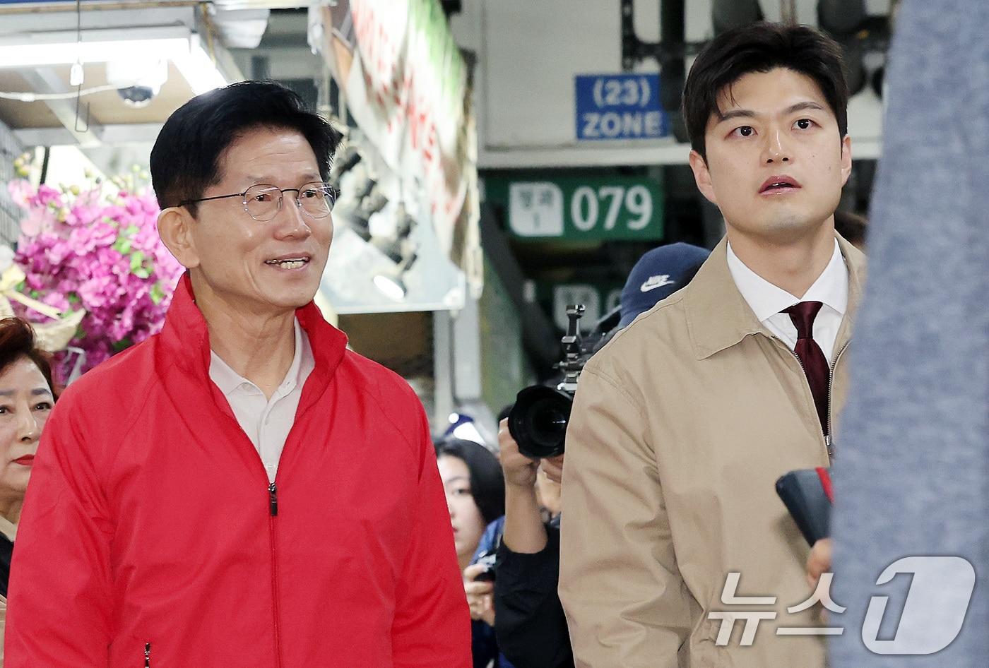 제21대 대통령 선거 공식 선거운동이 시작된 12일 오전 김문수 국민의힘 대선 후보와 당 신임 비상대책위원장으로 내정된 김용태 의원이 서울 송파구 양재대로 가락시장을 방문해 상인들과 인사를 나누고 있다. 2025.5.12/뉴스1 ⓒ News1 이동해 기자