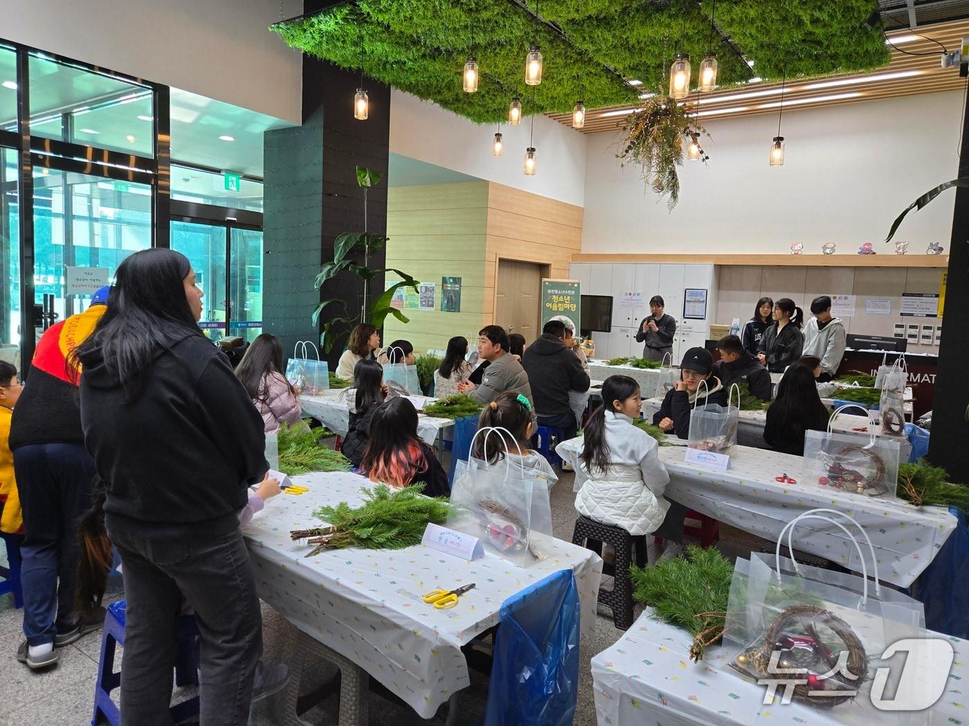 본문 이미지 - 화천 청소년 수련관 토요 만들기 체험.(화천군 제공, 재판매 및 DB금지)