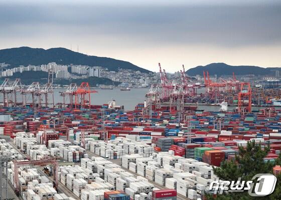 본문 이미지 - 미국 트럼프 행정부발(發) '관세 쇼크'가 본격화하면서 5월 1~10일 대미 수출이 30.4%나 줄었다./자료사진  