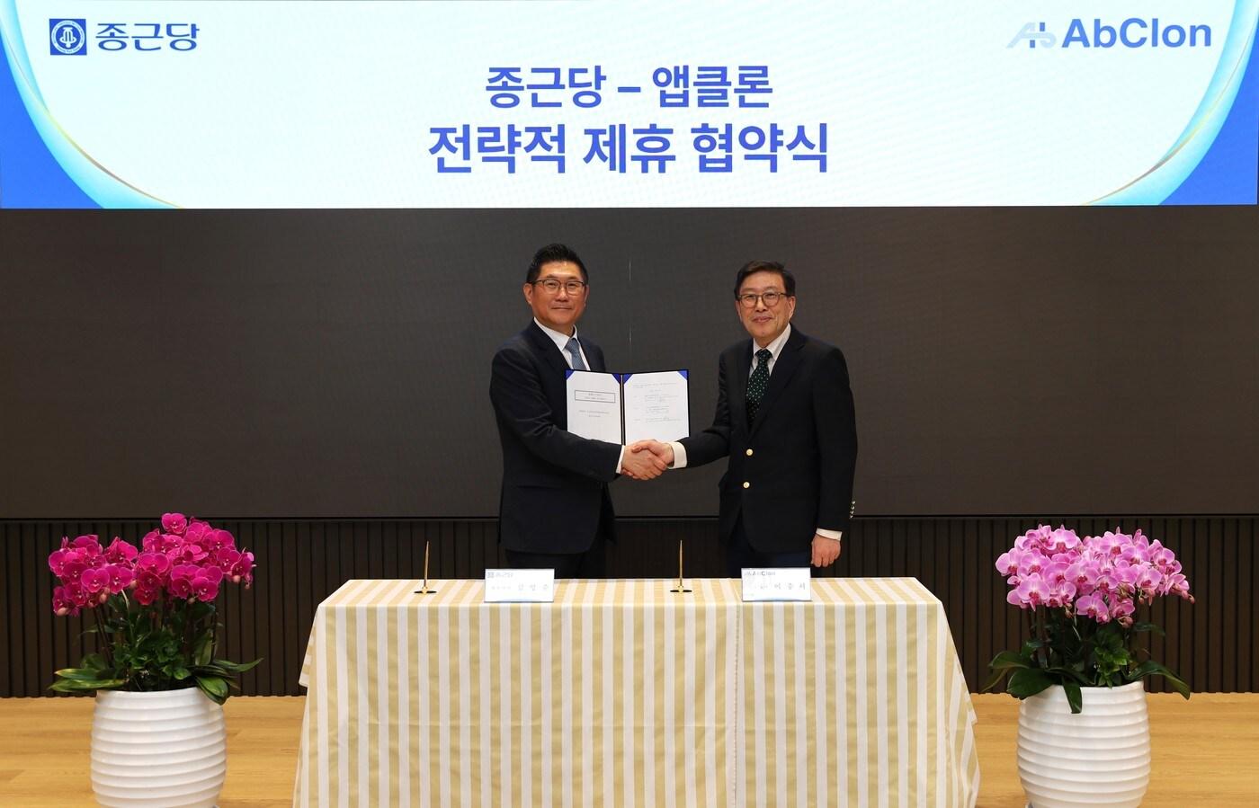 9일 종근당 김영주 대표와 앱클론 이종서 대표가 전략적 지분 투자 및 공동 연구개발 파트너십 체결하고 기념촬영을 하고 있다.&#40;종근당 제공&#41;