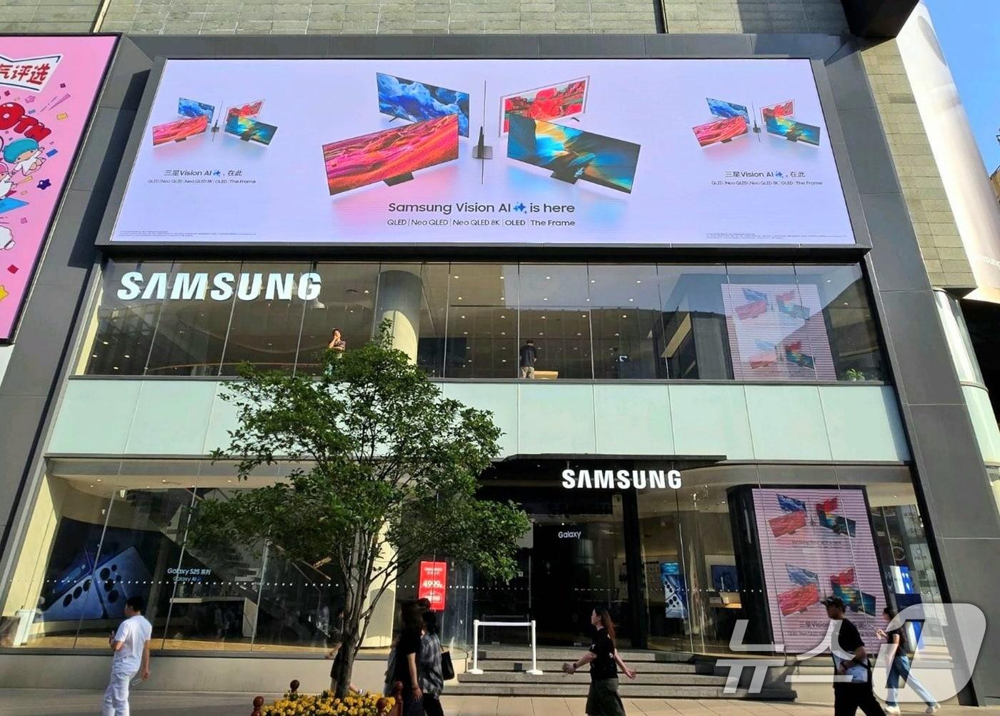 본문 이미지 - 삼성전자가 글로벌 주요 랜드마크에서 '삼성 비전 AI' 옥외 광고를 통해 'AI TV=삼성' 입지를 굳히고 있다고 12일 밝혔다. 사진은 삼성전자가 중국 상해 홍이 인터내셔널 플라자에서 진행하는 '삼성 비전 AI' 옥외광고 모습. (삼성전자 제공. 재판매 및 DB 금지) 2025.5.12 ⓒ 뉴스1