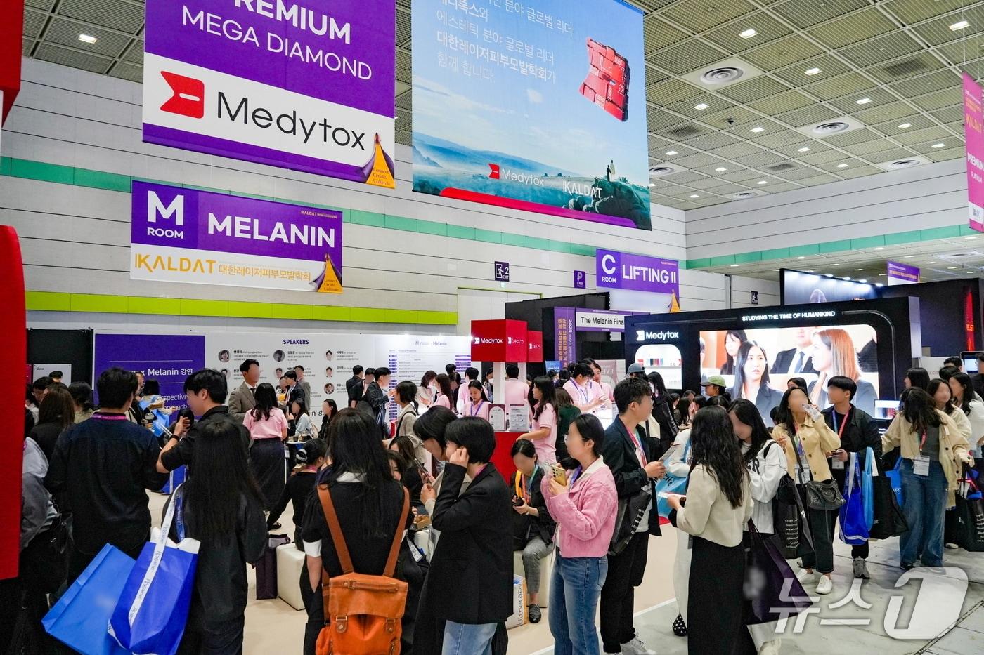 의료 관계자들이 지난 11일 &#39;2025 대한레이저피부모발학회 춘계 학술대회&#39;에서 메디톡스 부스를 관람하고 있다.&#40;메디톡스 제공&#41;/뉴스1