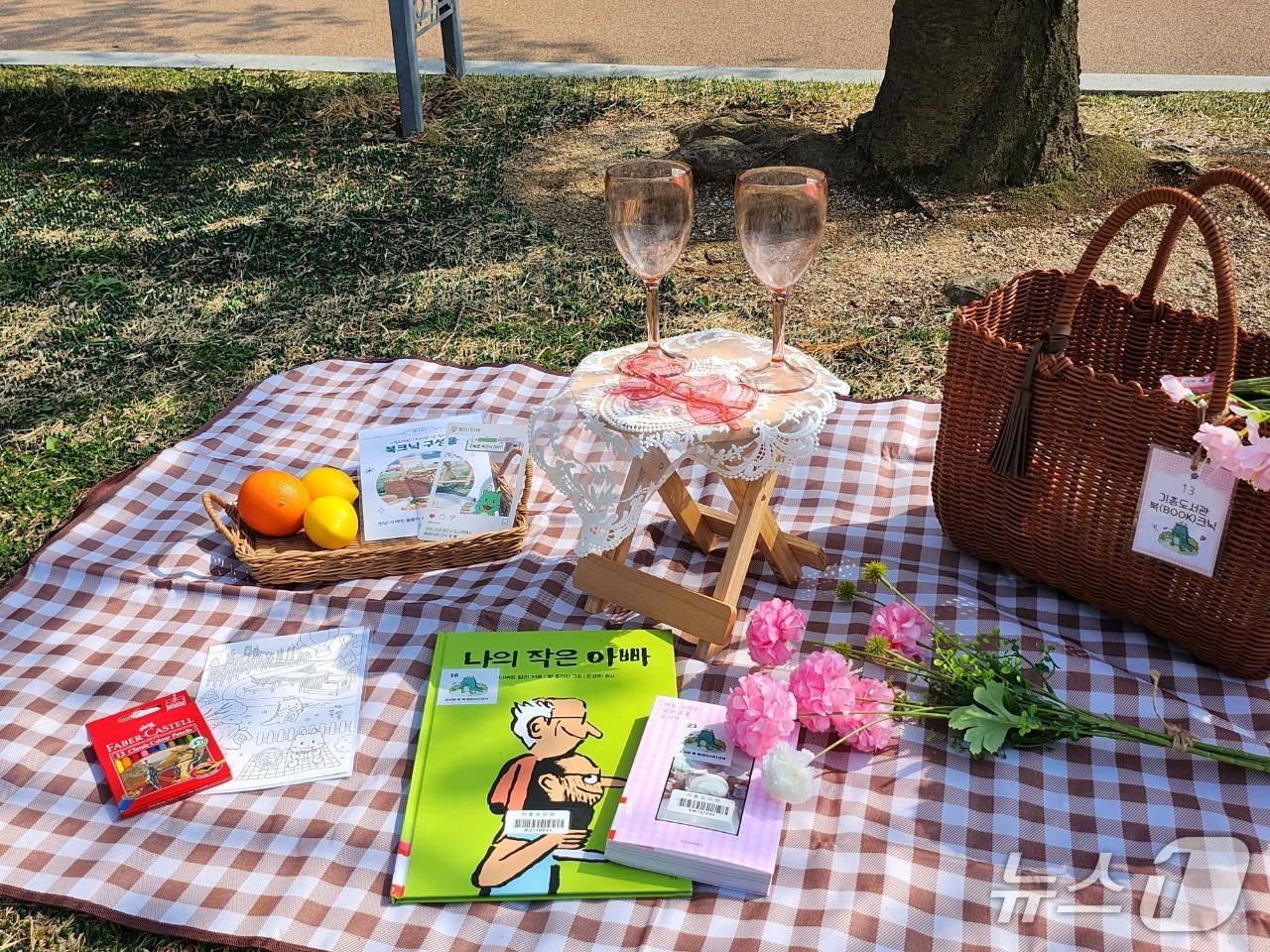 본문 이미지 - 용인시가 북크닉 프로그램 참가자에게 대여하는 꾸러미 모습.(용인시 제공)