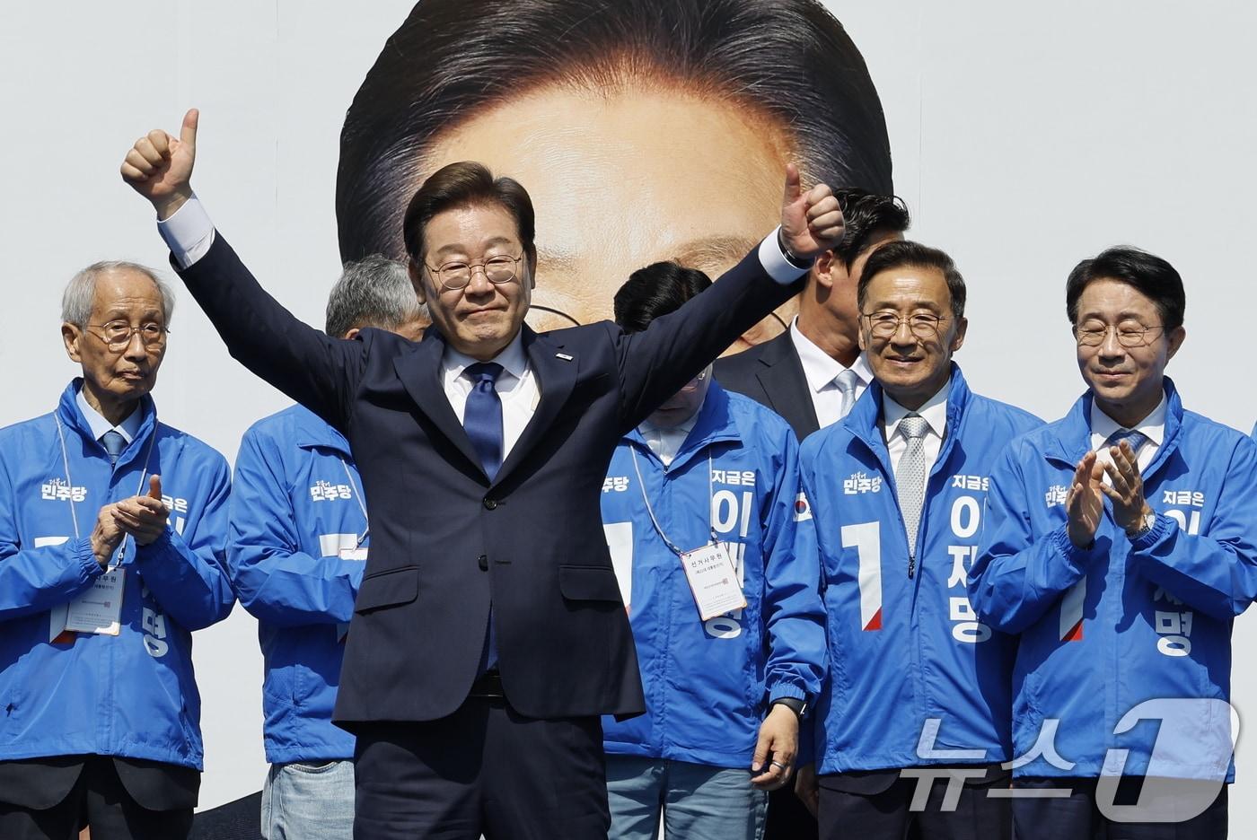 이재명 더불어민주당 대통령 후보가 11일 오전 서울 중구 청계광장에서 '빛의 혁명' 광화문 유세 시작을 알리며 공동선대위원장들과 기념 촬영하고 있다. 2025.5.12/뉴스1 ⓒ News1 안은나 기자