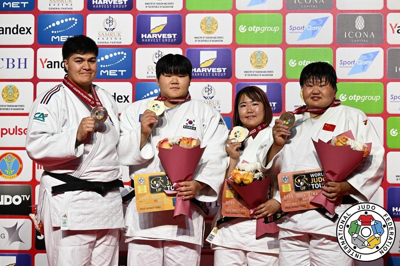 유도 그랜드슬램 금메달을 차지한 이현지&#40;왼쪽에서 두 번째&#41;&#40;국제유도연맹 제공&#41; 