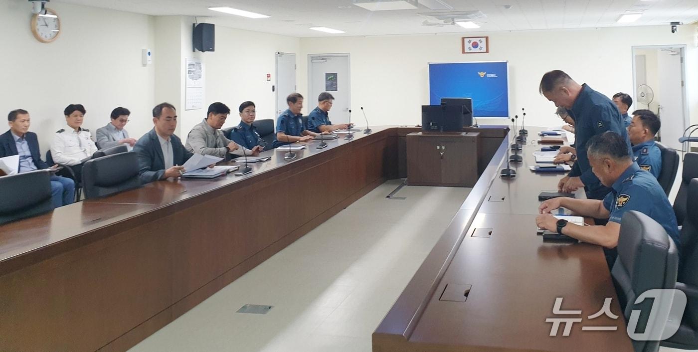 본문 이미지 - 충북 진천경찰서(서장 손휘택)는 12일 지역사회 여성·아동·청소년 등 사회적 약자 경제적 지원 대상자 선정을 위한 심의회를 열었다.(진천경찰서 제공)/뉴스1