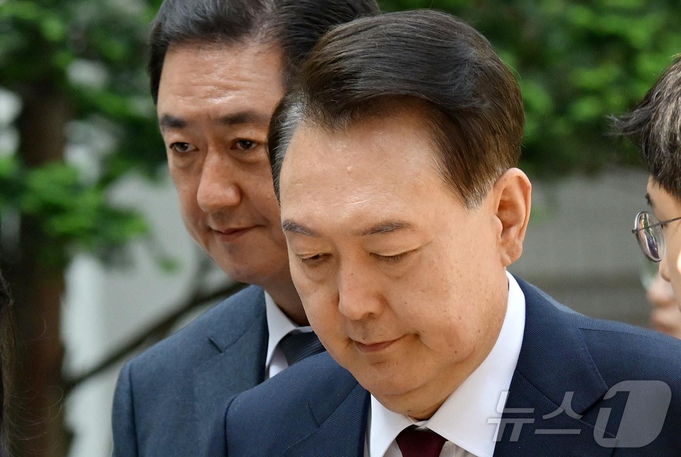 본문 이미지 - 윤석열 전 대통령이 12일 오전 서울 서초구 중앙지방법원에서 열린 내란 우두머리 혐의, 직권남용 권리행사방해 혐의 사건 3차 공판에 출석하고 있다. 2025.5.12/뉴스1 ⓒ News1 사진공동취재단