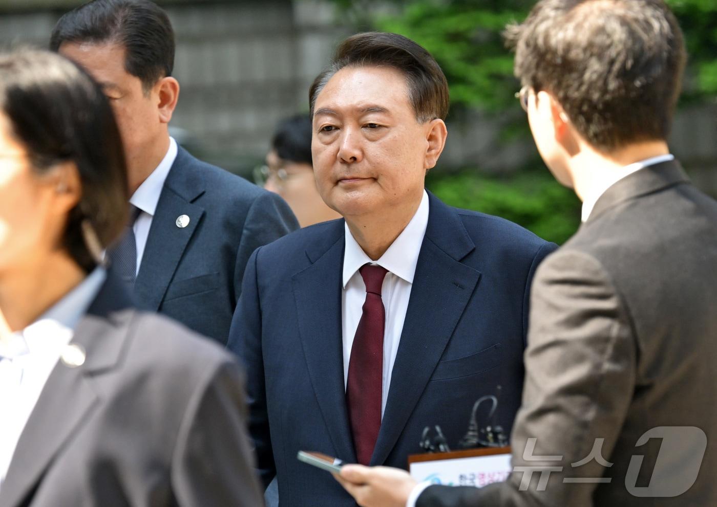 윤석열 전 대통령이 12일 오전 서울 서초구 중앙지방법원에서 열린 내란 우두머리 혐의, 직권남용 권리행사방해 혐의 사건 3차 공판에 출석하고 있다. 2025.5.12/뉴스1 ⓒ News1 사진공동취재단