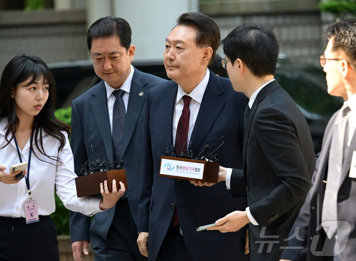 본문 이미지 - 윤석열 전 대통령이 12일 오전 서울 서초구 중앙지방법원에서 열린 내란 우두머리 혐의, 직권남용 권리행사방해 혐의 사건 3차 공판에 출석하고 있다. 2025.5.12/뉴스1 ⓒ News1 사진공동취재단