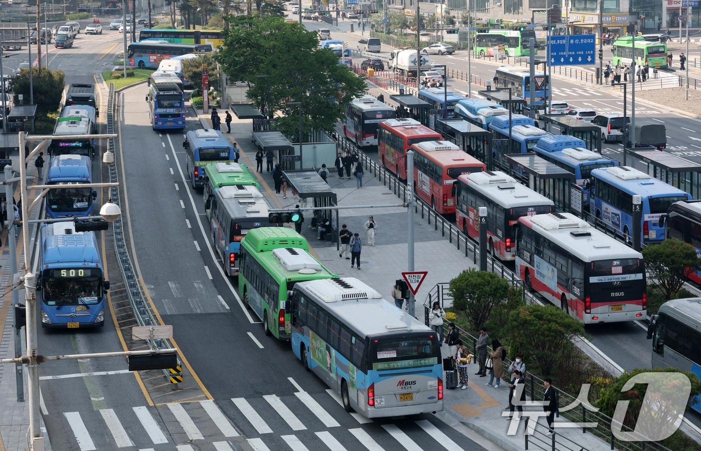 12일 서울 중구 서울역버스환승센터에서 시민들이 버스를 이용하고 있다. 서울을 비롯한 전국 모든 버스 노조가 이날 조정신청을 낸다. 서울, 인천, 부산 등 전국 22개 지역 전국자동차노동조합연맹 산하 시내버스 노조는 노사교섭 결렬시 28일 동시 총파업을 진행한다고 밝혔다. 2025.5.12/뉴스1 ⓒ News1 박세연 기자