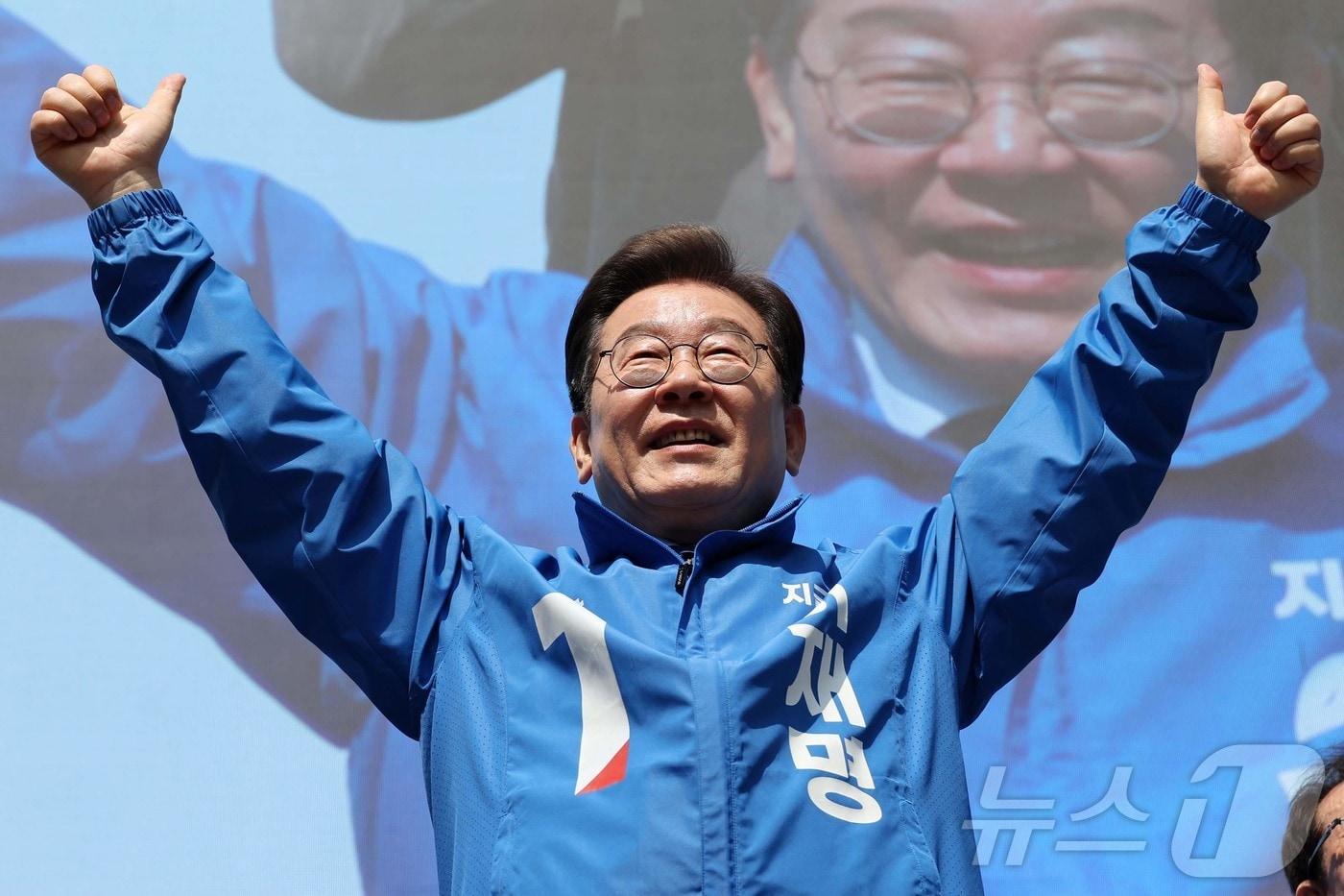 이재명 더불어민주당 대통령 후보가 제21대 대통령선거 공식 선거운동이 시작된 12일 오전 서울 종로구 청계광장에서 열린 중앙선거대책위원회 출정식에서 선대위원장들과 시민들에 인사하고 있다. &#40;공동취재&#41; 2025.5.12/뉴스1 ⓒ News1 안은나 기자