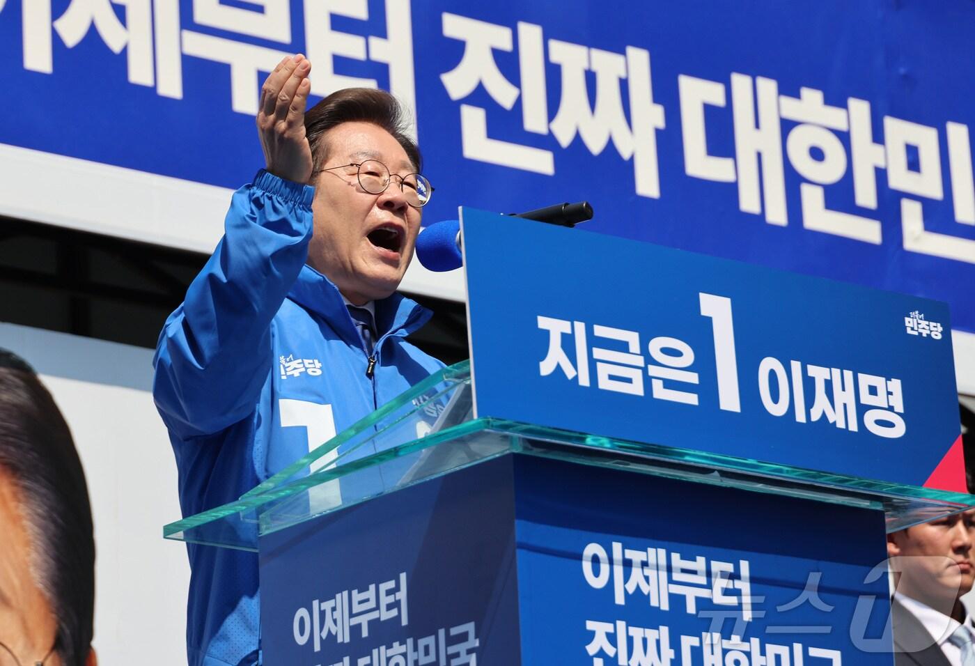 이재명 더불어민주당 대통령 후보가 12일 오전 서울 종로구 청계광장에서 열린 중앙선거대책위원회 출정식에서 시민들에게 지지를 호소하고 있다. (공동취재) 2025.5.12/뉴스1 ⓒ News1 안은나 기자