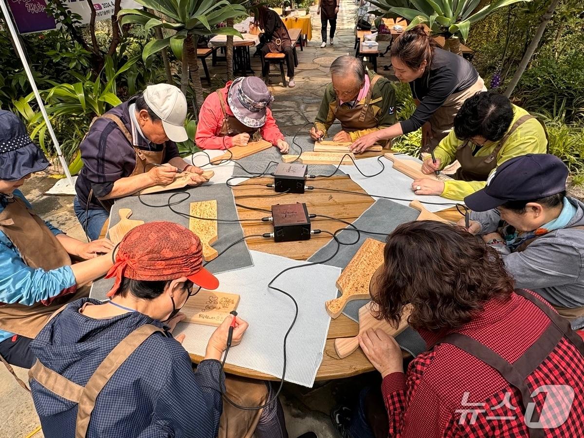 본문 이미지 - 광주시농업기술센터가 경증 치매 노인과 경로당 어르신을 대상으로 치유농업 프로그램을 운영한다.(광주시 제공)