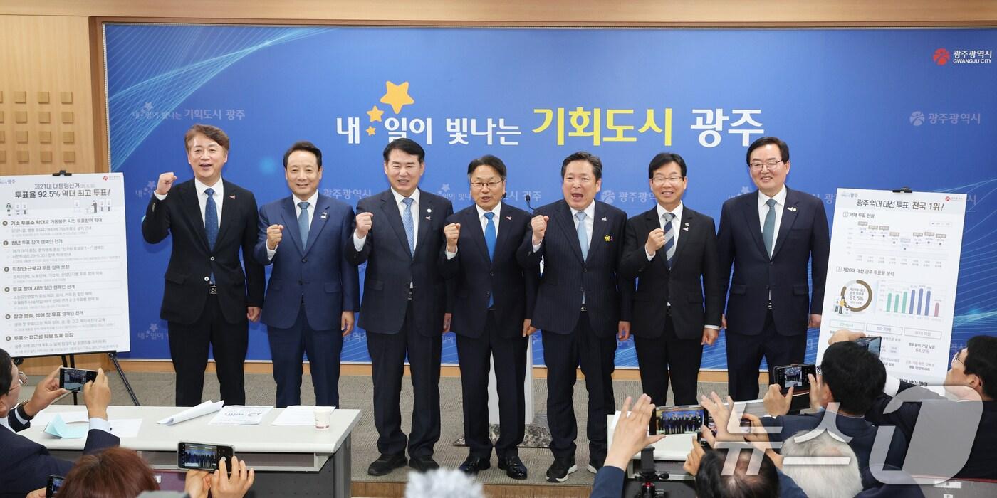 강기정 광주시장과 이정선 광주시교육감, 임택 동구청장, 김이강 서구청장, 김병내 남구청장, 문인 북구청장, 박병규 광산구청장 등이 12일 광주시청 브리핑룸에서 기자회견을 열고 &#39;역대 최고 투표율을 위한 적극 행정&#39;을 약속하고 있다. ⓒ News1 박준배 기자