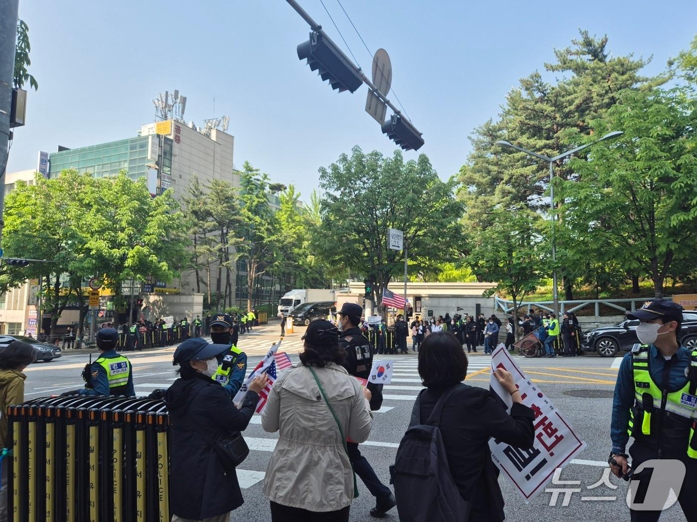 본문 이미지 - 12일 오전 9시 30분 서울중앙지방법원 인근인 서울 서초구 법원청사 동문 앞에 윤석열 전 대통령 지지자들이 모여있다. ⓒ 뉴스1 남해인 기자