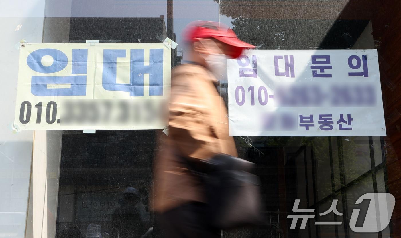 지난 5월 폐업 상점에 임대 광고문이 걸려 있다. (자료사진) /뉴스1 ⓒ News1 민경석 기자