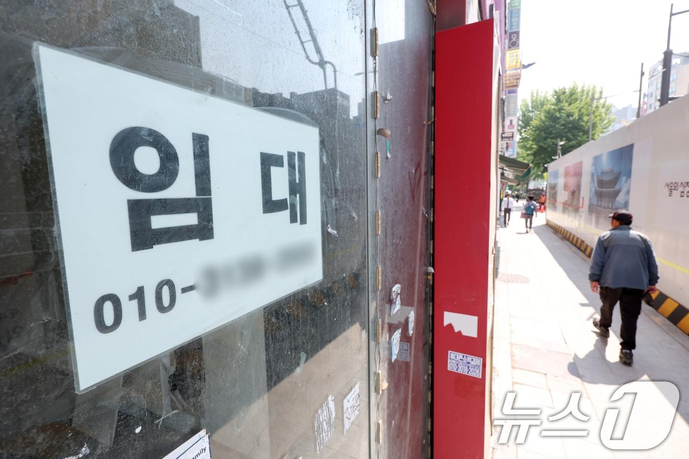 서울 종로구 종로2가 일대 폐업한 상점에 임대 광고문이 게시돼 있다. /뉴스1 ⓒ News1 민경석 기자