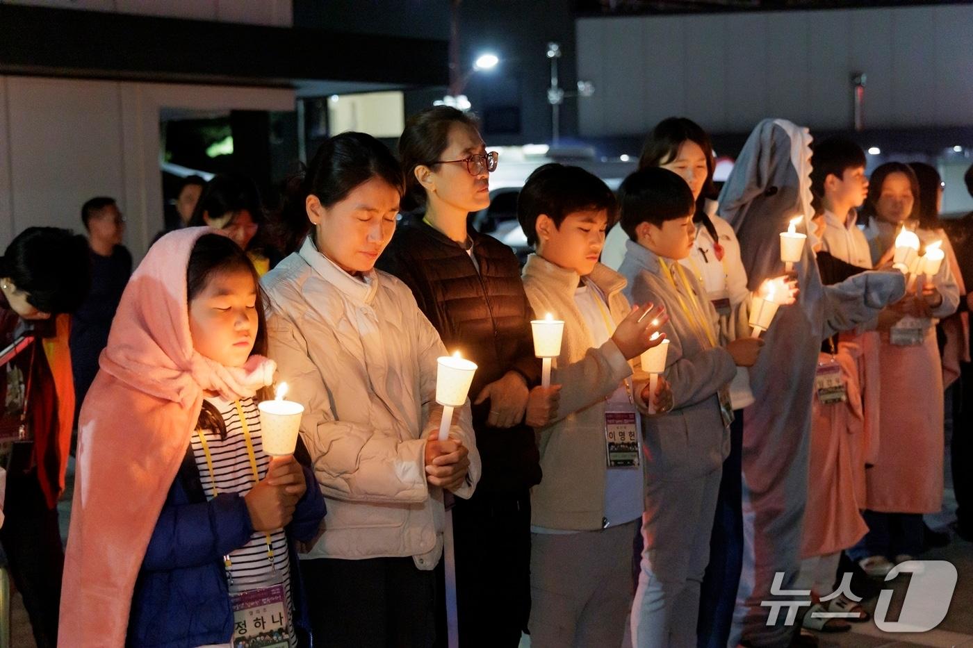 본문 이미지 - 지난해 열린 마포구 엄빠랑캠프에서 참여자들이 레크리에이션을 하고 있다.(마포구청 제공)