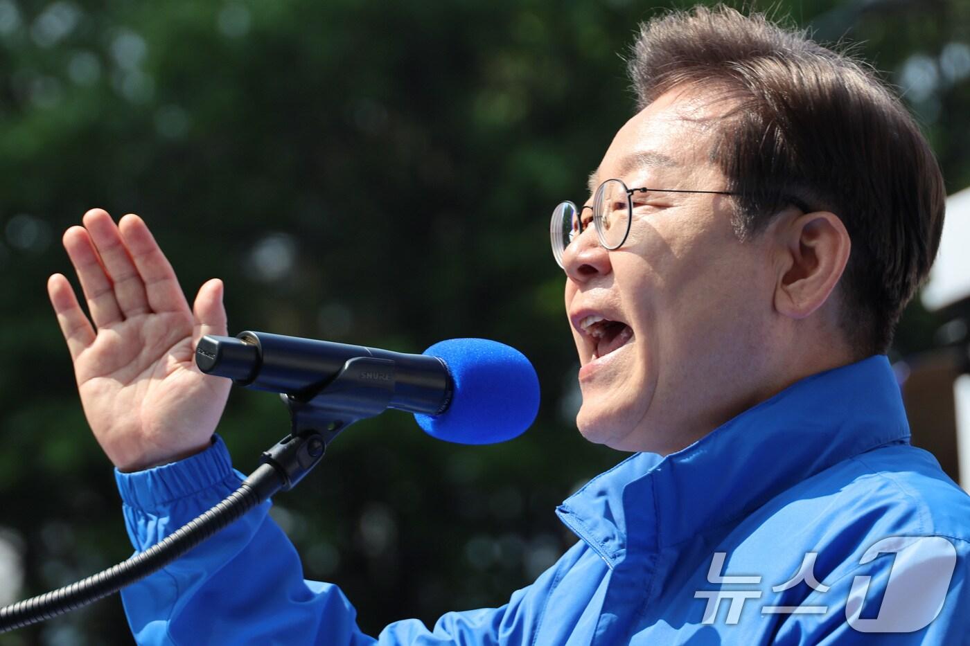 이재명 더불어민주당 대통령 후보가 제21대 대통령선거 공식 선거운동이 시작된 12일 오전 서울 종로구 청계광장에서 열린 중앙선거대책위원회 출정식에서 시민들에게 지지를 호소하고 있다. (공동취재) 2025.5.12/뉴스1 ⓒ News1 안은나 기자