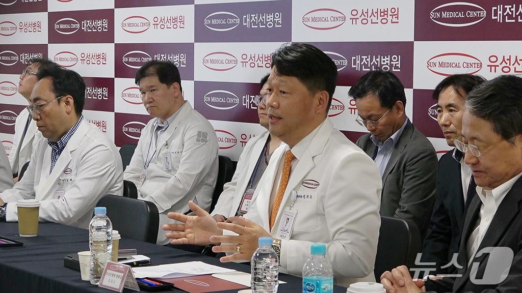 본문 이미지 -  김의순 유성선병원 병원장(가운데)이 7일 대전 유성선병원에서 열린 포괄2차병원 제도 운영 및 개선 주제 간담회에서 건의사항을 전달하고 있다.(선병원 제공) /뉴스1