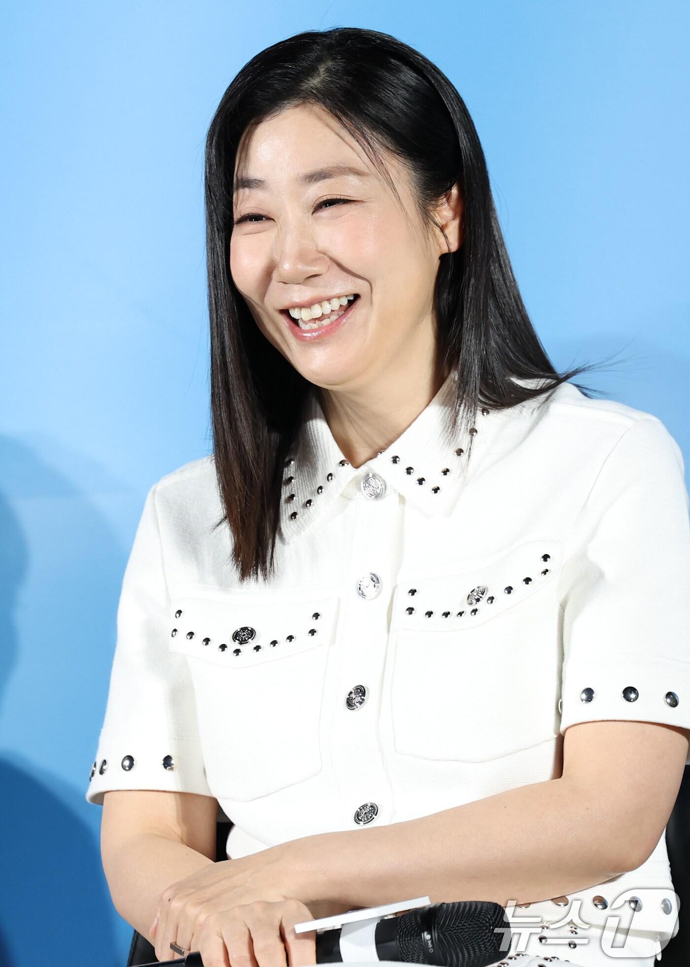 본문 이미지 - 배우 라미란이 12일 오전 서울 광진구 롯데시네마 건대입구점에서 열린 영화 '하이파이브' 제작보고회에 참석해 캐릭터 소개를 하고 있다. '하이파이브'는 장기이식으로 우연히 각기 다른 초능력을 얻게 된 다섯 명이 그들의 능력을 탐하는 자들과 만나 벌어지는 이야기를 그린 코믹 액션 활극이다. 2025.5.12/뉴스1 ⓒ News1 권현진 기자