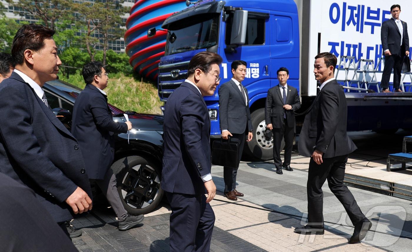 본문 이미지 - 이재명 더불어민주당 대통령 후보가 제21대 대통령선거 공식 선거운동이 시작된 12일 오전 서울 종로구 광화문광장에서 열린 중앙선거대책위원회 출정식에 경호를 받으며 입장하고 있다. (공동취재) 2025.5.12/뉴스1 ⓒ News1 안은나 기자
