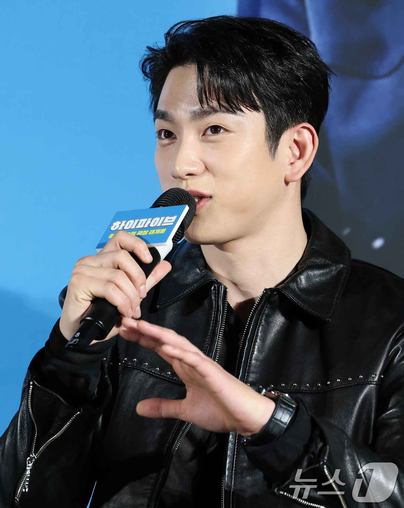 본문 이미지 - 배우 겸 가수 박진영이 12일 오전 서울 광진구 롯데시네마 건대입구점에서 열린 영화 '하이파이브' 제작보고회에 참석해 캐릭터 소개를 하고 있다. '하이파이브'는 장기이식으로 우연히 각기 다른 초능력을 얻게 된 다섯 명이 그들의 능력을 탐하는 자들과 만나 벌어지는 이야기를 그린 코믹 액션 활극이다. 2025.5.12/뉴스1 ⓒ News1 권현진 기자