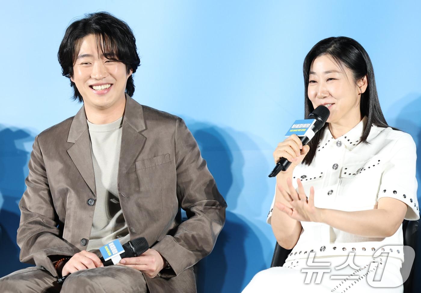 본문 이미지 - 배우 라미란(오른쪽)이 12일 오전 서울 광진구 롯데시네마 건대입구점에서 열린 영화 '하이파이브' 제작보고회에 참석해 지난 2016년 종영된 드라 '응답하라 1988'에서 모자 호홉을 맞춘 안재홍과의 호흡에 대해 이야기 하고 있다. '하이파이브'는 장기이식으로 우연히 각기 다른 초능력을 얻게 된 다섯 명이 그들의 능력을 탐하는 자들과 만나 벌어지는 이야기를 그린 코믹 액션 활극이다. 2025.5.12/뉴스1 ⓒ News1 권현진 기자