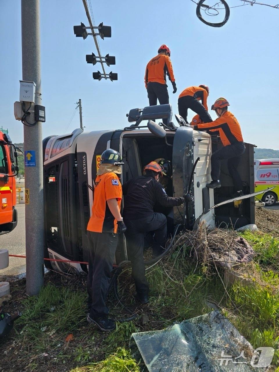 본문 이미지 - 영동 사고 현장(영동소방서 제공. 재판매 및 DB금지)/뉴스1