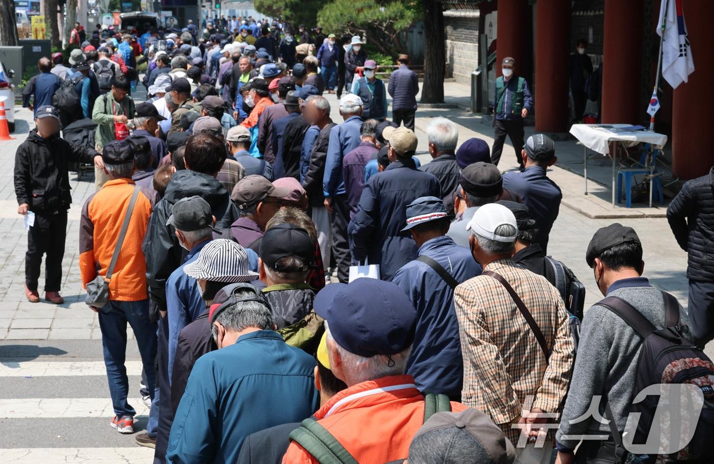 12일 서울 종로구 탑골공원 무료급식소에서 어르신들이 줄을 서서 기다리고 있다. 2025.5.12/뉴스1 ⓒ News1 박세연 기자